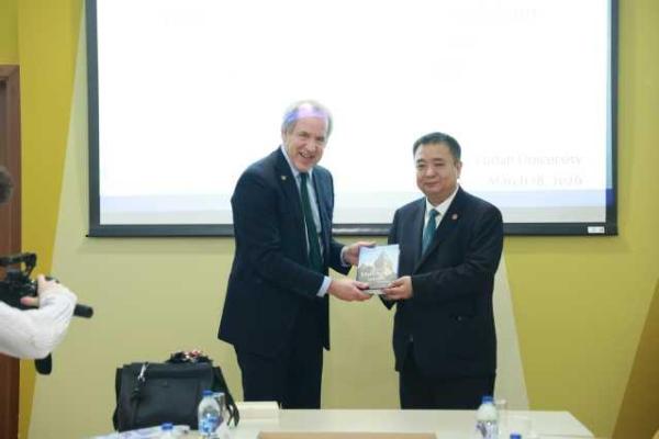 英国曼彻斯特大学校长到访复旦大学